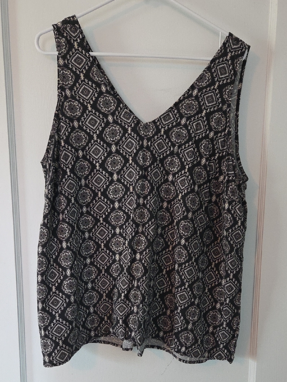 V-Neck Sleeveless Printed Tank Top - Black/Cream Torrid